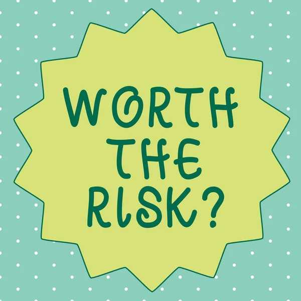 Manuscrito texto escrevendo Worth The Risk pergunta. Conceito significado perguntando se determinada ação equilibrada com sua reação — Fotografia de Stock