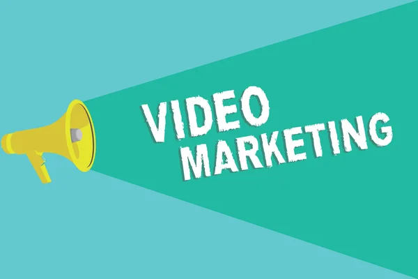 Piszę notatkę z Video Marketing. Prezentacja zdjęć biznesowych tworzyć krótkie filmy o konkretnych tematach za pomocą artykułów — Zdjęcie stockowe