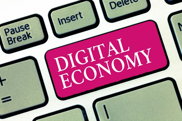Sinal de texto mostrando Economia Digital. Foto conceitual refere-se a um que é baseado em tecnologias de computação — Fotografia de Stock