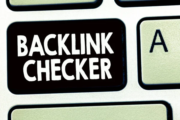Escribiendo nota mostrando Backlink Checker. Exhibición de fotos de negocios Encuentre a sus competidores más valiosos y patrones de puntos — Foto de Stock