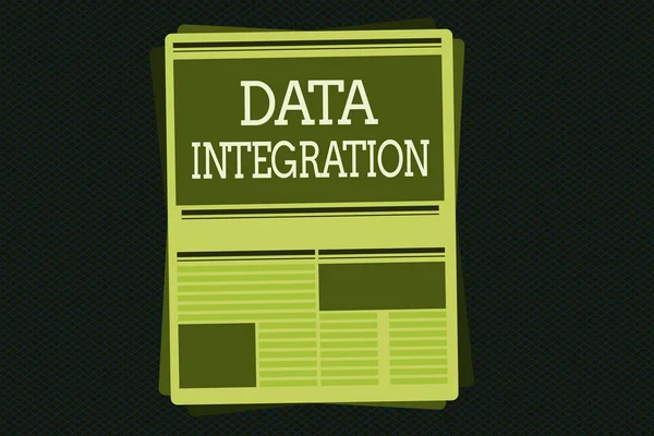 Note d'écriture montrant l'intégration des données. Photo d'entreprise présentant une combinaison de processus techniques et d'affaires à combiner — Photo