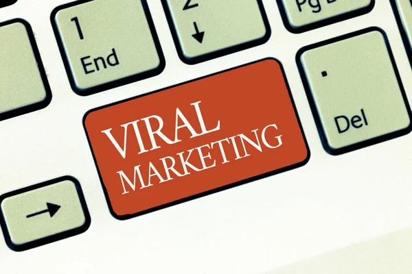 바이러스 마케팅을 보여 주는 문자 표지판. 소비자가 인터넷을 통해 정보를 공유하도록 장려하는 컨셉 사진 — 스톡 사진