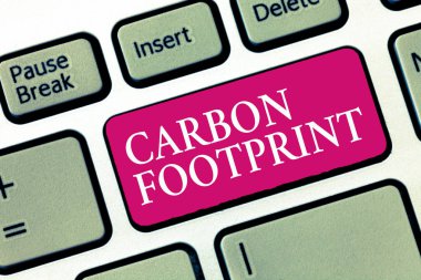 Metin işareti Karbon Ayak izini gösteriyor. Kavramsal fotoğraf miktarındaki dioksit atmosferde serbest bırakıldı.