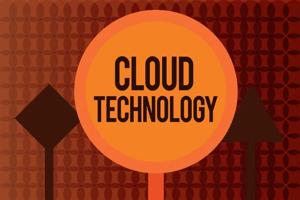 Handschrift tekst schrijven Cloud Technology. Concept betekent het opslaan en benaderen van gegevens en programma 's via internet — Stockfoto