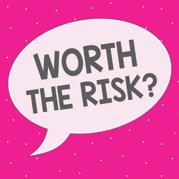Manuscrito texto escrevendo Worth The Risk pergunta. Conceito significado perguntando se determinada ação equilibrada com sua reação — Fotografia de Stock