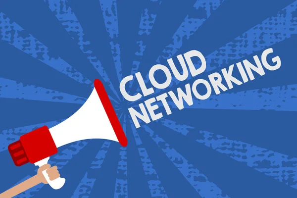 Handgeschreven tekst Cloud Networking. Begrip betekenis is term beschrijft toegang van networking middelen Man megafoon luidspreker grunge blauwe stralen met belangrijke berichten. — Stockfoto