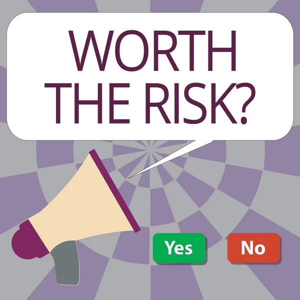Signo de texto que muestra la pregunta Worth The Risk. Foto conceptual preguntando si cierta acción equilibrada con su reacción —  Fotos de Stock
