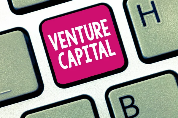 Εννοιολογική γραφή με το χέρι που δείχνει Venture Capital. Επιχειρηματική φωτογραφία που δείχνει τη χρηματοδότηση που παρέχεται από τις επιχειρήσεις σε μικρές πρώιμες — Φωτογραφία Αρχείου