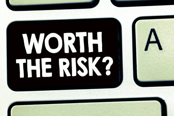 Escrevendo nota mostrando Worth The Risk pergunta. Foto de negócios mostrando perguntando se determinada ação equilibrada com sua reação — Fotografia de Stock