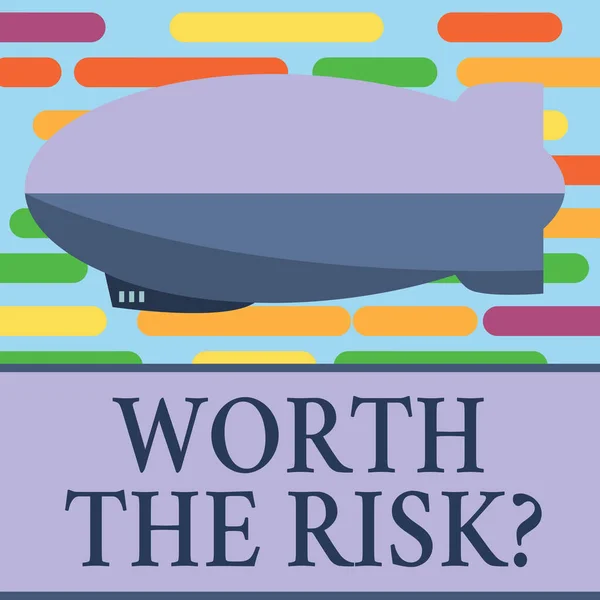 Sinal de texto mostrando Worth The Risk question. Foto conceitual perguntando se determinada ação equilibrada com sua reação — Fotografia de Stock