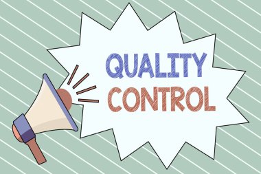 Kalite Kontrolü 'nü gösteren not yazılıyor. İş fotoğrafı gösterimi, ürün veya hizmetlerin standartlara göre satıldığından emin olun