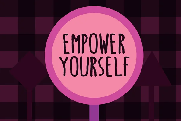 Scrivere una nota che mostra Empower Yourself. Foto aziendale in mostra prendendo il controllo degli obiettivi di definizione della vita scelte positive — Foto Stock