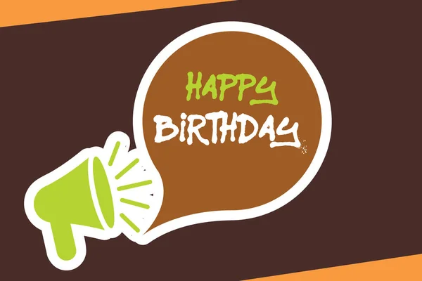 Konzeptionelle Handschrift, die Happy Birthday zeigt. Firmenfoto, das den Geburtstag eines Menschen zeigt, wird mit Geschenken gefeiert — Stockfoto