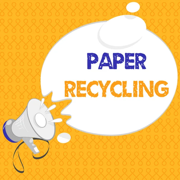 Texto de escritura a mano Reciclaje de papel. Concepto significado Usar los papeles usados de una manera nueva reciclándolos — Foto de Stock