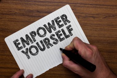 Kendinizi güçlendirin gösterilen Not yazma. Hayat pozitif seçim işaretçisi defter kağıt ifade fikirler ahşap arka plan tutan adam hedefler kontrolünü alarak vitrine iş fotoğraf.