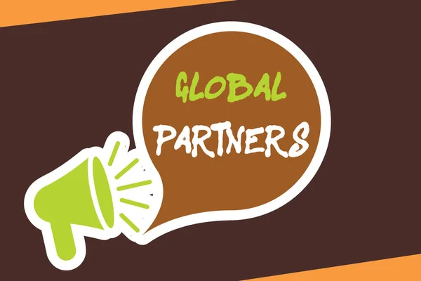 Концептуальний почерк, що показує глобальних партнерів. Дві або більше фірм з різних країн працюють як команда — стокове фото