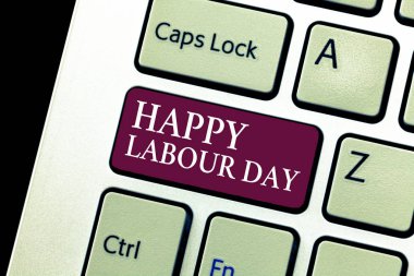 Kavramsal el mutlu İşçi Bayramı gösterilen yazma. İşletme çalışanları başarılarını kutlamak için yıllık tatil metin fotoğraf