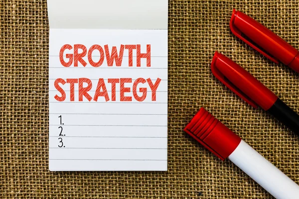 Tekst schrijven Groeistrategie. Bedrijfsconcept voor strategie gericht op het behalen van een groter marktaandeel op korte termijn — Stockfoto