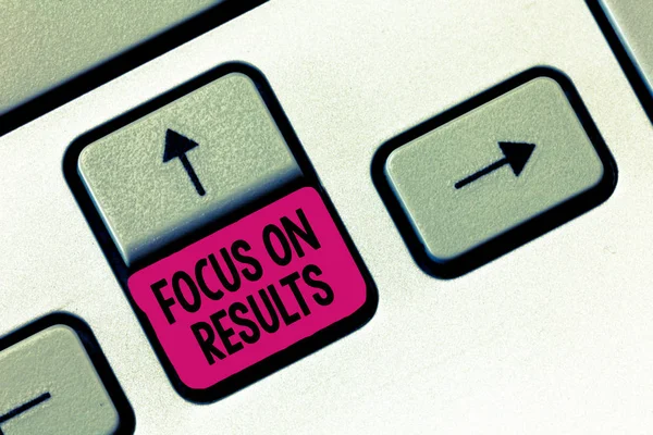 Signo de texto que muestra Focus On Results. Foto conceptual que se concentra en ciertas acciones ganancias y metas — Foto de Stock
