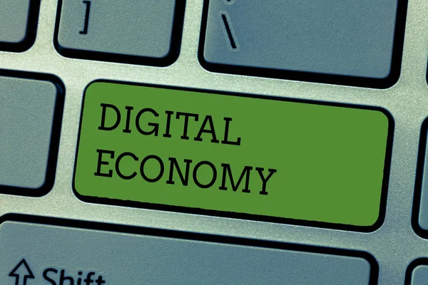 Schrijfbriefje met digitale economie. Bedrijfsfoto 's met wereldwijd netwerk van economische activiteiten en technologieën — Stockfoto