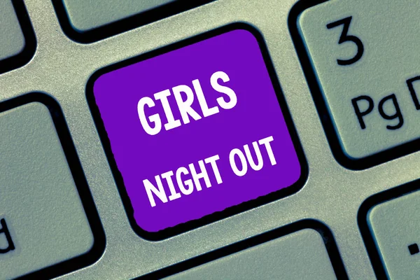 Manuscrito texto escrevendo Girls Night Out. Conceito significado Liberdades e mentalidade livre para as meninas na era moderna — Fotografia de Stock