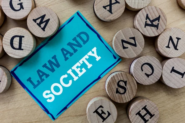 法と社会を示すメモを書きます。法と社会の相互関係に対処事業写真展示 — ストック写真