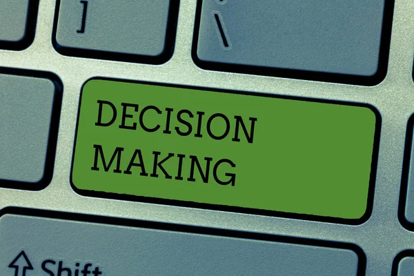 Nota de escrita mostrando a tomada de decisão. Foto de negócios mostrando o ato de decidir entre duas ou mais possibilidades — Fotografia de Stock