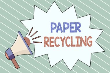 Kağıt Geri Dönüşümü 'nü gösteren bir not yazıyorum. İş fotoğraflarının geri dönüşüm yoluyla atık kağıtlarını kullanarak sergilenmesi