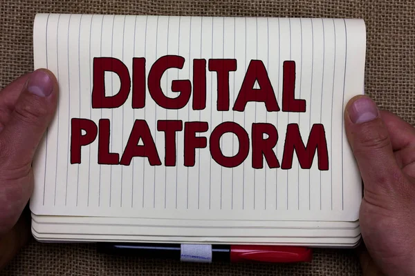 Почерк написания текста Digital Platform. Концепция, означающая маркетинговую кампанию или брендирование нового продукта . — стоковое фото