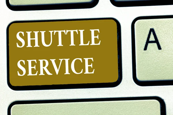 Sms-bord met Shuttle Service. Conceptuele foto-voertuigen zoals bussen reizen vaak tussen twee plaatsen — Stockfoto