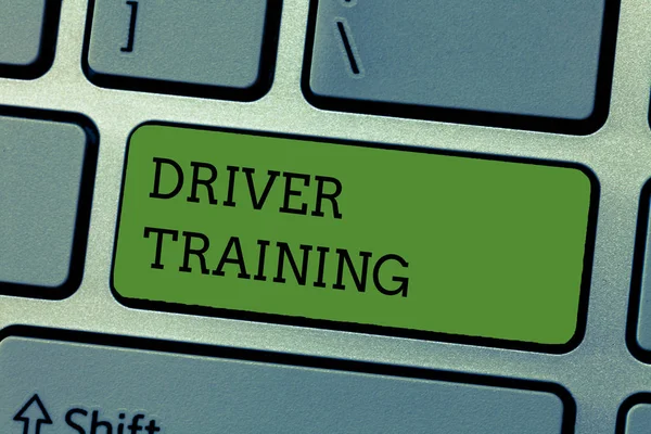 Nota di scrittura che mostra la formazione del conducente. Business photo showcase prepara un nuovo driver per ottenere una patente di guida — Foto Stock