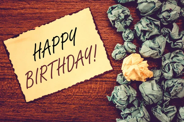 Ordet skriva text Happy Birthday. Affärsidé en person födelse-årsjubileum firas med presenter — Stockfoto
