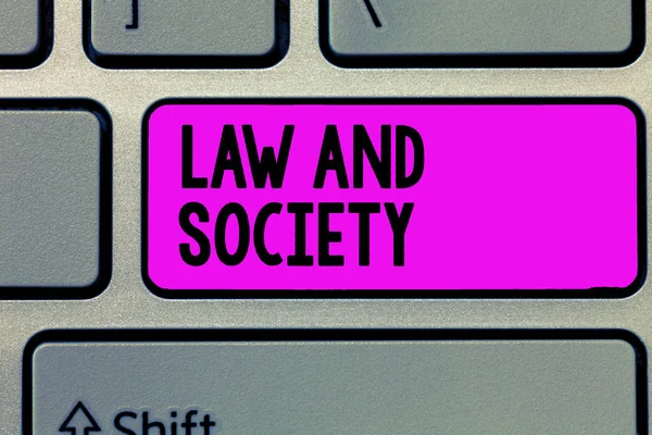 Szöveg jel mutatja a jog és a társadalom. Fogalmi fénykép cím jog és a társadalom közötti kölcsönös kapcsolat — Stock Fotó