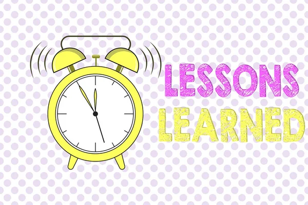 Szövegírási szöveg Lessons Learned. Üzleti koncepció a tapasztalatokból származó ismeretek megosztásának és felhasználásának elősegítésére — Stock Fotó