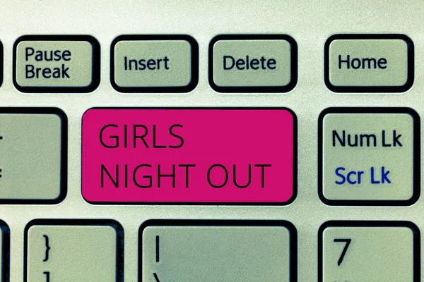 Word metin kızlar gece dışarı yazma. Özgürlükler ve modern çağın kızlar için ücretsiz zihniyet için iş kavramı — Stok fotoğraf