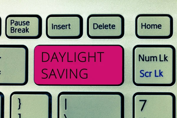 Texto de escritura de palabras Daylight Saving. Concepto de negocio para tecnologías de almacenamiento que se pueden utilizar para proteger los datos — Foto de Stock