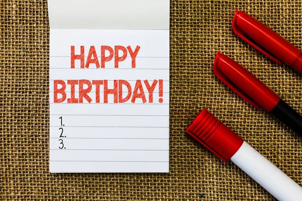 Ordet skriva text Happy Birthday. Affärsidé en person födelse-årsjubileum firas med presenter — Stockfoto
