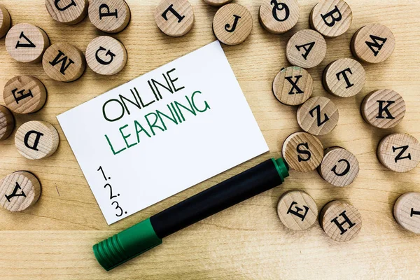 Nota de escritura que muestra el aprendizaje en línea. Foto de negocios mostrando Larning con la ayuda de Internet y un ordenador —  Fotos de Stock