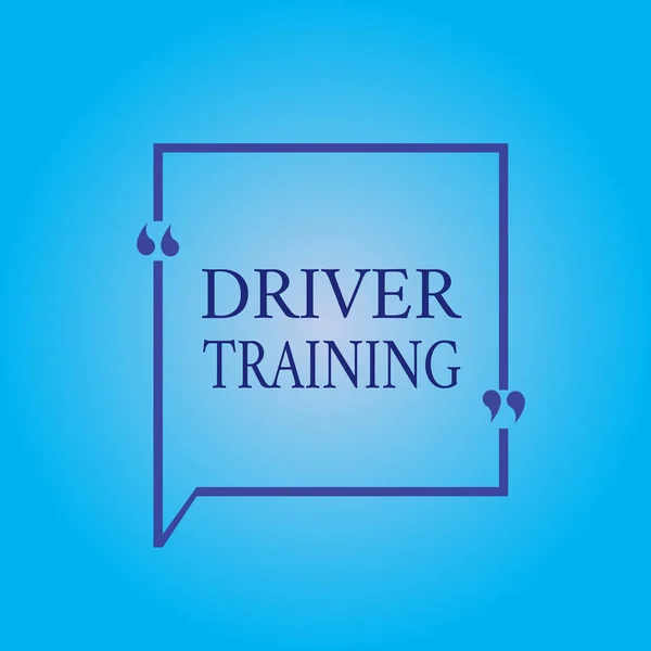 참고 드라이버 훈련을 보여주는 작성. 새 드라이버를 준비 하는 비즈니스 사진 보여주는 운전 면허증 — 스톡 사진