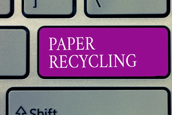 Escritura manual conceptual que muestra el reciclaje de papel. Texto de la foto del negocio Usando los papeles usados de una nueva manera reciclándolos — Foto de Stock