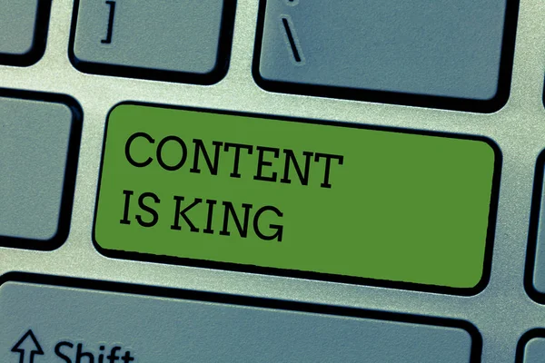 Escrevendo nota mostrando conteúdo é rei. Foto de negócios mostrando conteúdo é o coração das estratégias de marketing de hoje — Fotografia de Stock