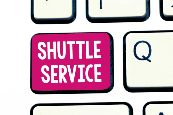 Bericht schrijven tekst Shuttle Service. Bedrijfsconcept voor voertuigen zoals bussen reizen vaak tussen twee plaatsen — Stockfoto