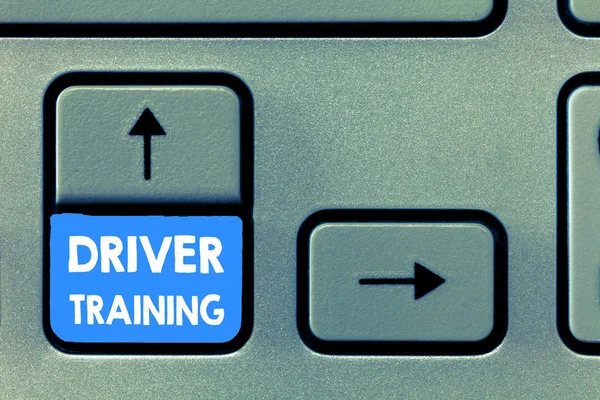 참고 드라이버 훈련을 보여주는 작성. 새 드라이버를 준비 하는 비즈니스 사진 보여주는 운전 면허증 — 스톡 사진