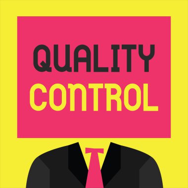 Kalite Kontrolü 'nü gösteren not yazılıyor. İş fotoğrafı gösterimi, ürün veya hizmetlerin standartlara göre satıldığından emin olun