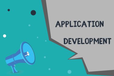 Uygulama Geliştirmesini gösteren not yazılıyor. Mobil Aygıtlarda kullanılacak Bilgisayar Uygulamalarının oluşturulduğu iş fotoğrafı