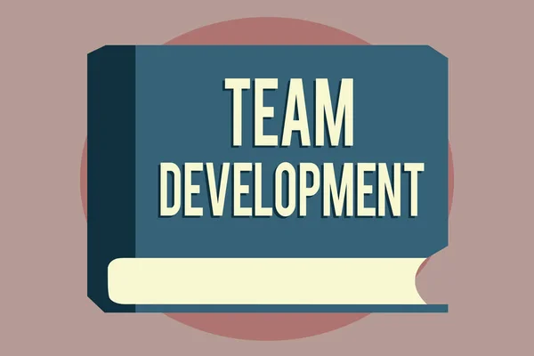 Slovo psaní textu Team Development. Obchodní koncept pro zjistit, proč a jak malé skupiny měnit v průběhu času s grafy — Stock fotografie