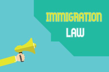 Göçmenlik Yasası 'nı gösteren bir not yazıyorum. Yurttaşların göç ederken çekilmiş iş fotoğraflarının gösterilmesi seyahatlerde yasaldır.