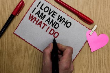 Ben aşk kim gösterilen metin burcu ben olduğumu ve ne yaptığımı. Kavramsal fotoğraf yüksek kaleminizle iş yazılı yapışkan not küçük çimdik kalp el tutun işareti kırmızı ahşap masa üzerinde rahat olmak kendini kök.