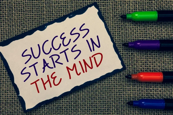 Tekst teken weergegeven: succes begint In The Mind. Conceptuele foto hebben positieve gedachten bereiken wat je wilt Blue-Afgeboorde pagina getekend sommige teksten gelegd pen jute achtergrondkleur. — Stockfoto