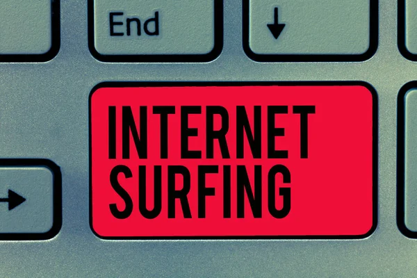 Internetes szörfözést mutató SMS tábla. Koncepcionális fotó böngészés száz weboldalak segítségével telepített böngésző — Stock Fotó
